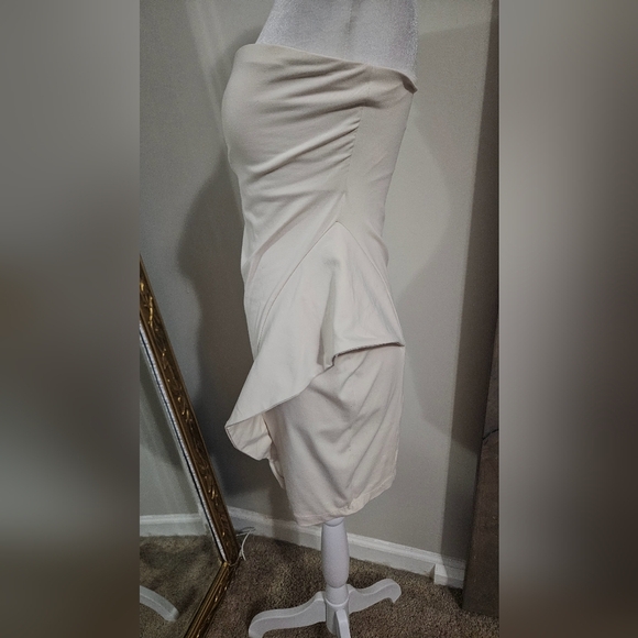 SUSANA MONACO 16" Strapless Dress With
Ruffle Detail in Blanched
Almond. SIZE SM - Picture 6 of 12